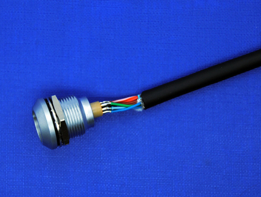 Il maschio ai cavi elettrici su ordinazione maschii, Pin 1K 8 ha collegato i cavi con un manicotto di alimentazione elettrica 